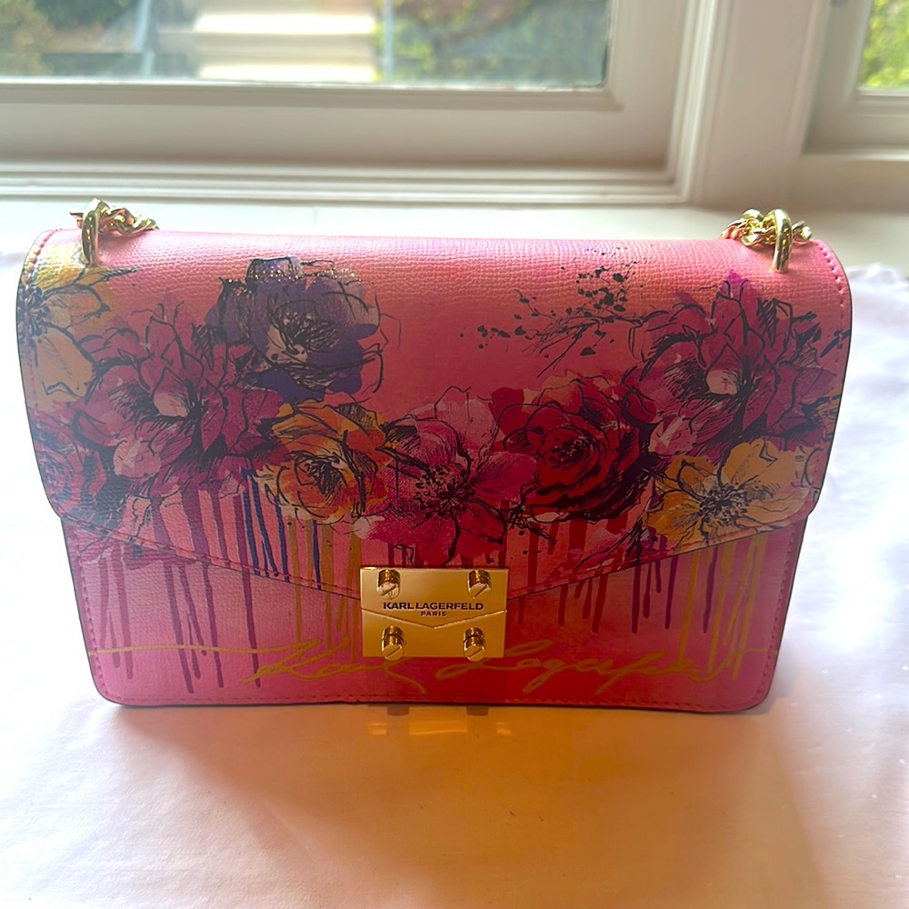 A beautiful Karl Lagerfeld Shoulder Bag -Paris